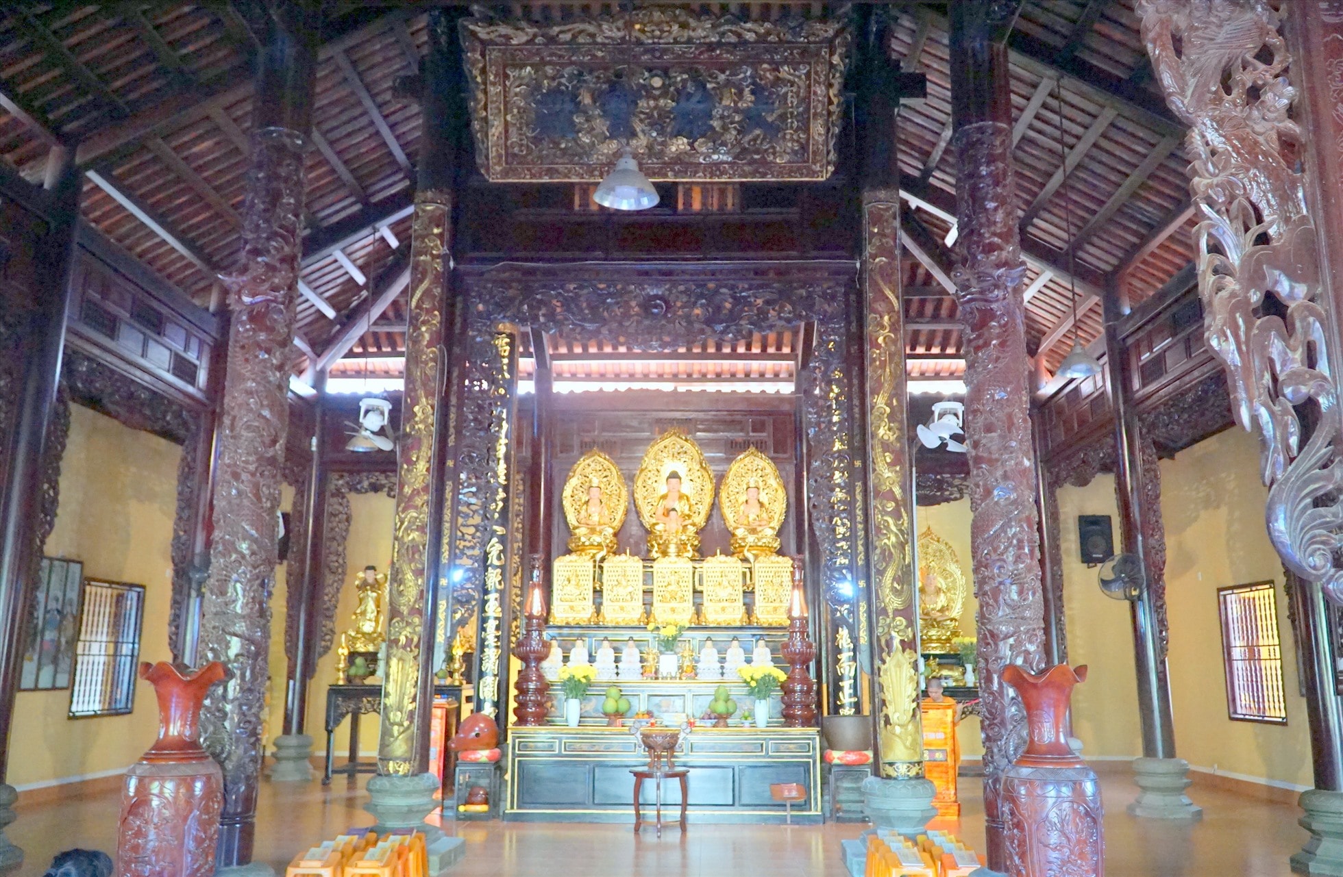 Không gian bên trong chánh điện